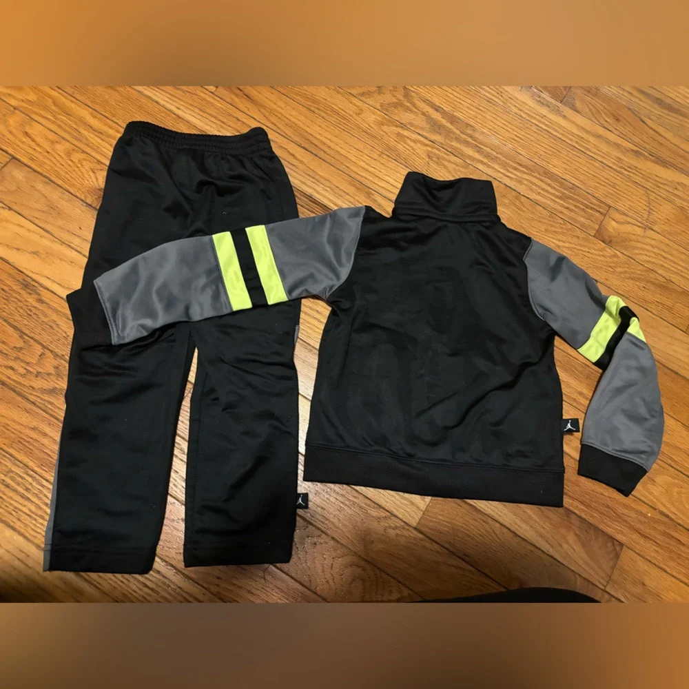 Nike Jordan tracksuit. Zipper log sleeves  top and pants.  size 3T. - Picture 5 of 7